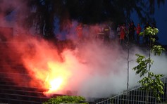 CĐV Hải Phòng đốt pháo sáng, kêu gọi HLV Việt Hoàng từ chức