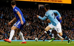 Đồng đội hô 'đừng sút', Kompany bỏ ngoài tai và ghi bàn