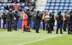 CĐV của CLB nổi tiếng Thụy Sĩ lao xuống sân đòi lột quần áo cầu thủ