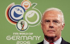 Thụy Sĩ “hỏi thăm sức khỏe” để đưa huyền thoại Beckenbauer ra tòa