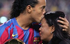 Ra tù chưa lâu, Ronaldinho nhận cú sốc nặng khi mẹ qua đời vì Covid-19