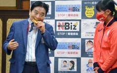 Cắn chiếc HCV Olympic 2020 của VĐV, thị trưởng ở Nhật Bản hứng bão chỉ trích