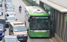 Va chạm với xe 4 chỗ, xe buýt nhanh BRT bị vỡ kính