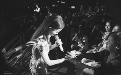 Đông Nhi nắm tay mẹ bật khóc trong liveshow kỉ niệm 8 năm ca hát