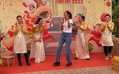 H'Hen Niê trổ tài hát lô tô cùng đoàn Sài Gòn tân thời