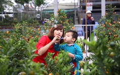Hoa khôi bóng đá Ngọc Châm cùng con trai diện áo dài cách tân đi chợ Tết