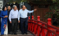 Tổng thư ký Liên Hiệp Quốc António Guterres đi bộ, gặp gỡ người dân tại hồ Gươm