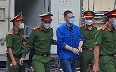 'Cậu IT' Nhâm Hoàng Khang bị áp giải đến tòa
