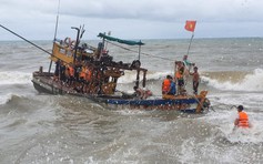 Ảnh hưởng bão số 5 (Conson), tàu cá ngoài biển Kiên Giang bị sóng lớn đánh chìm