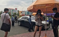 Campuchia tạm giữ sĩ quan quân đội lái xe Rolls Royce chở 3 người Trung Quốc nghi trốn cách ly
