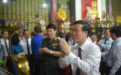 Thường trực Ban Bí thư Võ Văn Thưởng dâng hương tại Đền thờ liệt sĩ Hoài Nhơn