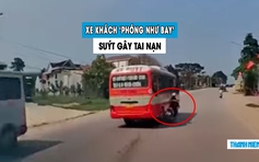 Kinh hoàng xe khách vượt ẩu, suýt tông người đi xe máy đang sang đường