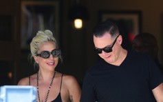 Lady Gaga khoe ảnh hẹn hò riêng tư cùng bạn trai tin đồn