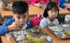 Phụ huynh bắt quả tang hàng chục kg gà ôi thiu tuồn vào trường tiểu học ở Hà Nội