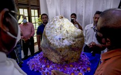 Sri Lanka trưng bày hòn đá sapphire tự nhiên 'lớn nhất thế giới’