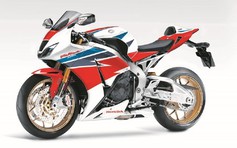 Honda CBR1000RR Fireblade 2017: Mạnh hơn để đấu BMW S1000RR