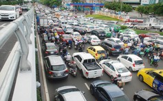 Hạn chế lưu thông ở nhiều trục đường ra, vào sân bay Tân Sơn Nhất
