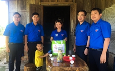 Anh Nguyễn Tường Lâm thăm, tặng quà các sinh viên tình nguyện