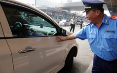 Nhiều lái xe ở sân bay Tân Sơn Nhất ngỡ ngàng khi bị TT Giao thông phạt