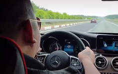 Lái xe phóng bạt mạng 234km/h trên cao tốc nói 'quay clip vì mê tốc độ!'