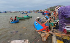 Lý Sơn sau bão Noru: Hợp sức trục vớt tàu chìm, có người ngơ ngác 'ghe đâu?'