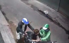 [VIDEO] Bàng hoàng cướp ở TP.HCM dùng dao kè hông: Lấy Vespa, iPhone 7 của nạn nhân