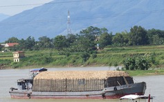 Tàu thủy 'vô tư' cơi nới trên sông Lô