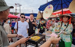 Quầy bánh tráng nướng đắt khách của chàng rể Việt tại Thái Lan