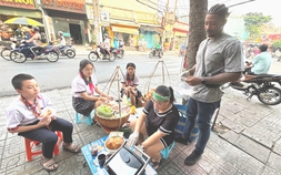 Gánh bánh mì ‘đậm vị tình yêu’ của chàng trai Cuba và cô gái Việt