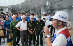 Các nhân chứng lịch sử trận đánh Điện Biên Phủ xúc động đi metro số 1
