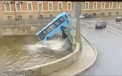 Xe buýt lao xuống sông tại Nga, 3 người thiệt mạng, 4 người chết lâm sàng
