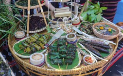 Nhiều món ăn độc lạ của các dân tộc miền núi quy tụ tại chợ phiên A Lưới