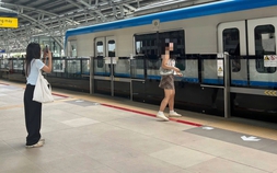 Bất chấp nguy hiểm vượt qua vạch cấm nhà ga metro để 'sống ảo'