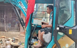 Lái xe xúc vượt 160 km đến Thái Nguyên giúp dọn bùn, dọn rác sau lũ