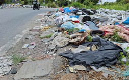 Những bãi rác ngổn ngang trên đường
