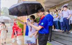 Phụ huynh, thí sinh gửi lời cảm ơn vì tình nguyện viên đã che mưa, nắng
