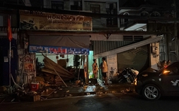 TP.HCM: Ô tô tông vào 2 nhà dân, 2 người đi cấp cứu
