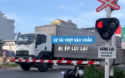 Tài xế cố lái xe tải vượt rào chắn, bị người dân ép lùi lại