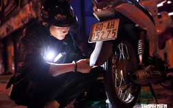 Chàng trai 24 tuổi rong ruổi xuyên đêm sửa xe miễn phí cho người lỡ đường