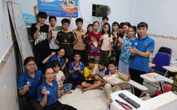 'Thầy giáo công nhân' và lớp học vui vẻ