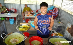 Cậu bé miền Tây thoăn thoắt đổ bánh xèo trên 3 bếp cùng lúc