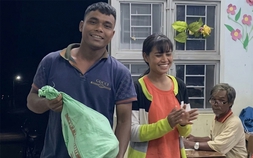 Món quà mộc mạc của vợ chồng người Ba Na tặng thầy giáo