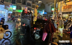 TP.HCM mưa lớn, cây bật gốc: CSGT chuẩn bị xe tải chở xe máy qua vùng ngập