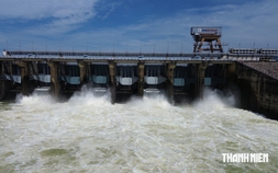 Thủy điện lớn nhất miền Nam đã xả lũ tròn 1 tháng, chưa có dấu hiệu dừng