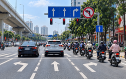 Biển báo và vạch kẻ đường chỉ dẫn khác nhau, tài xế phải theo cái nào?