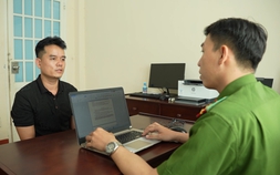 Công an TP.HCM bắt 'nóng' kẻ dùng dao cướp tiệm vàng