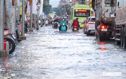 Triều cường ngày 26.10: Nhiều tuyến đường TP.HCM ngập nước ngay giờ tan tầm