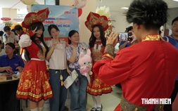 Sinh viên thích thú như được… đi du lịch nhiều nước ngay tại trường