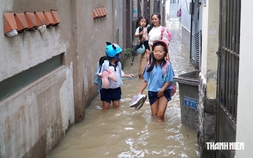 Hẻm gần sông Sài Gòn ngập hơn nửa mét vì triều cường, nước tràn vào nhà