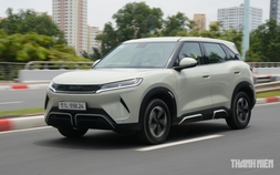 Lái ô tô đổ đèo, xuống dốc: Xe điện an toàn hơn xe xăng?